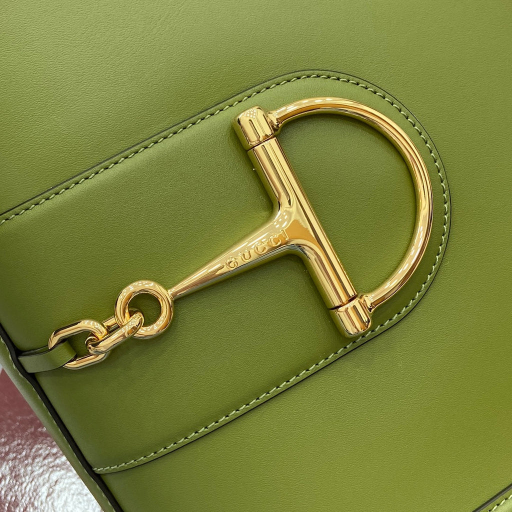 Bolso tipo cubo de piel verde