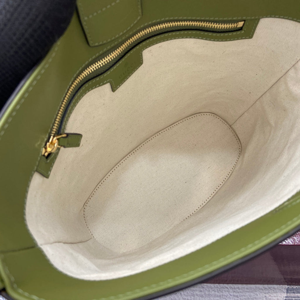 Bolso tipo cubo de piel verde