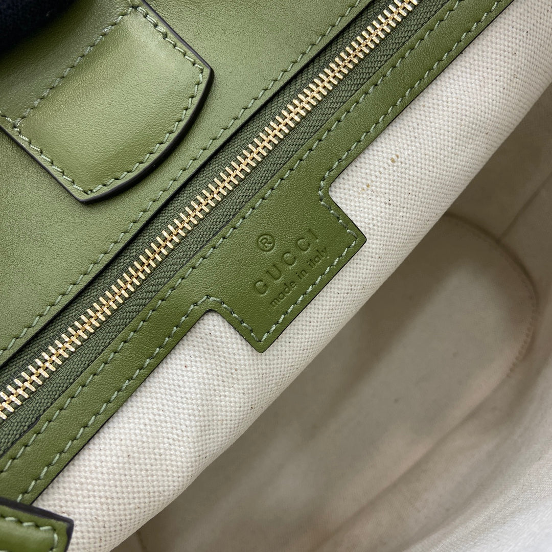 Bolso tipo cubo de piel verde