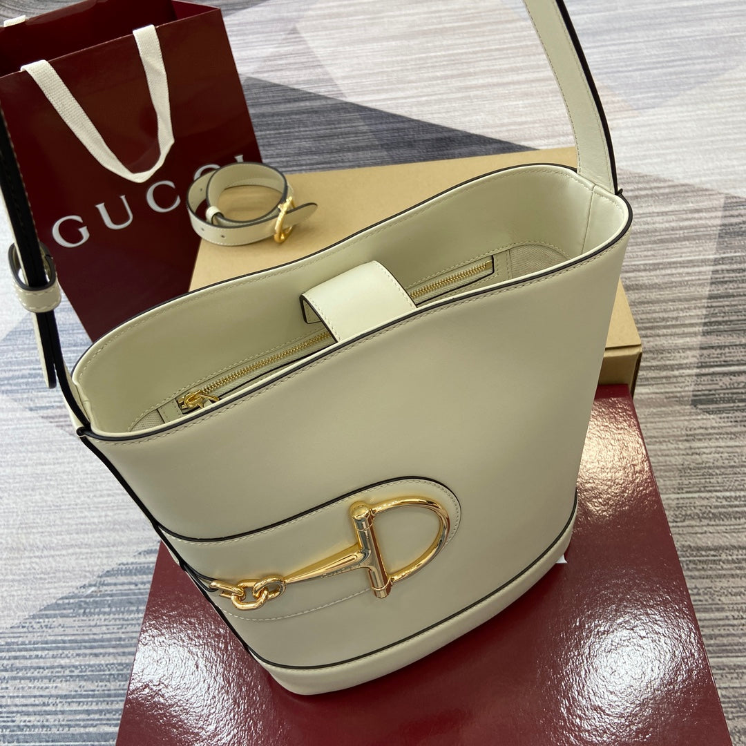 Bolso tipo cubo de piel blanca