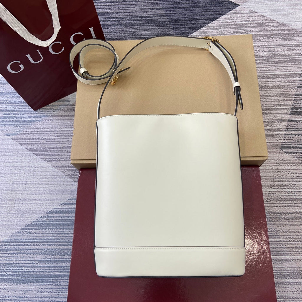 Bolso tipo cubo de piel blanca