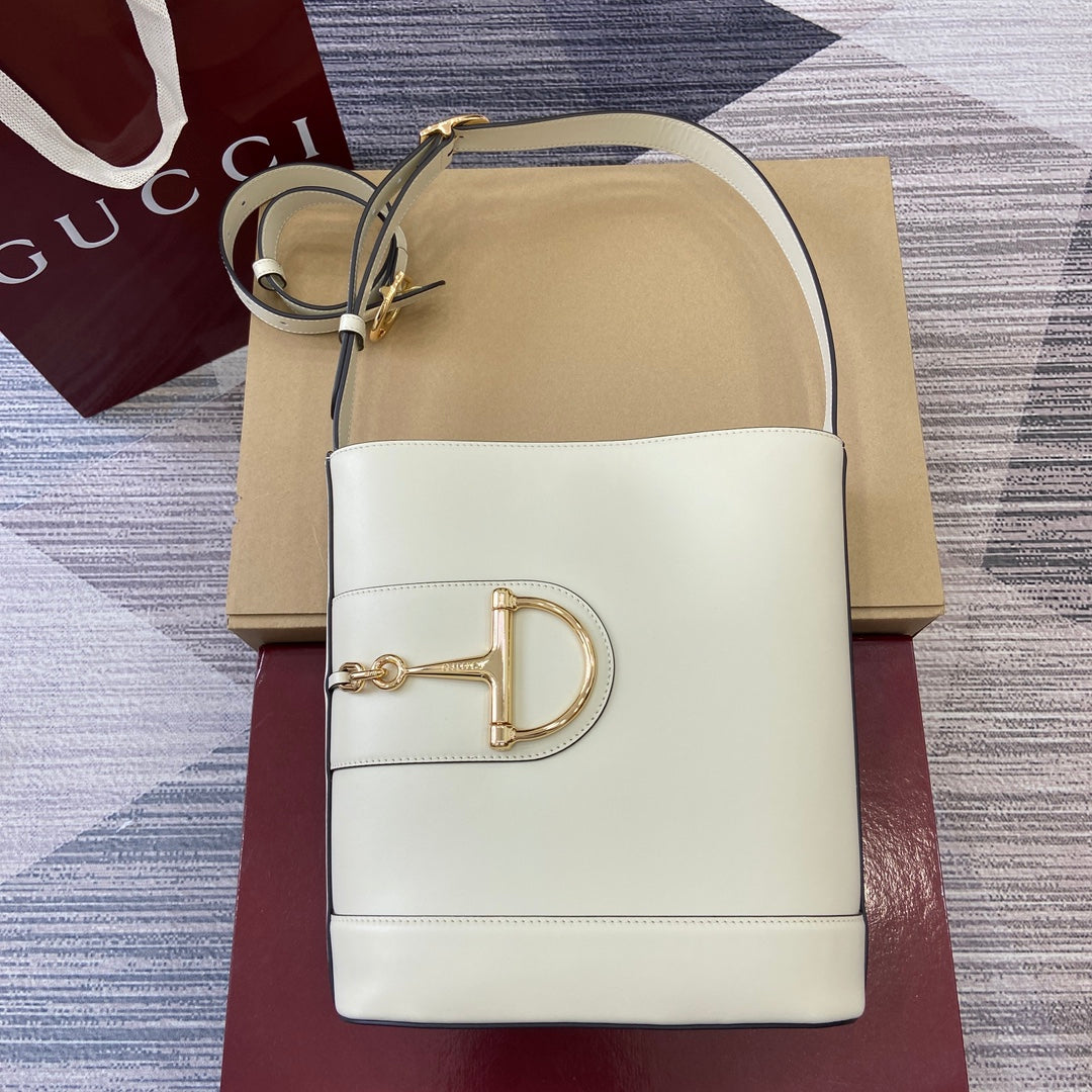 Bolso tipo cubo de piel blanca