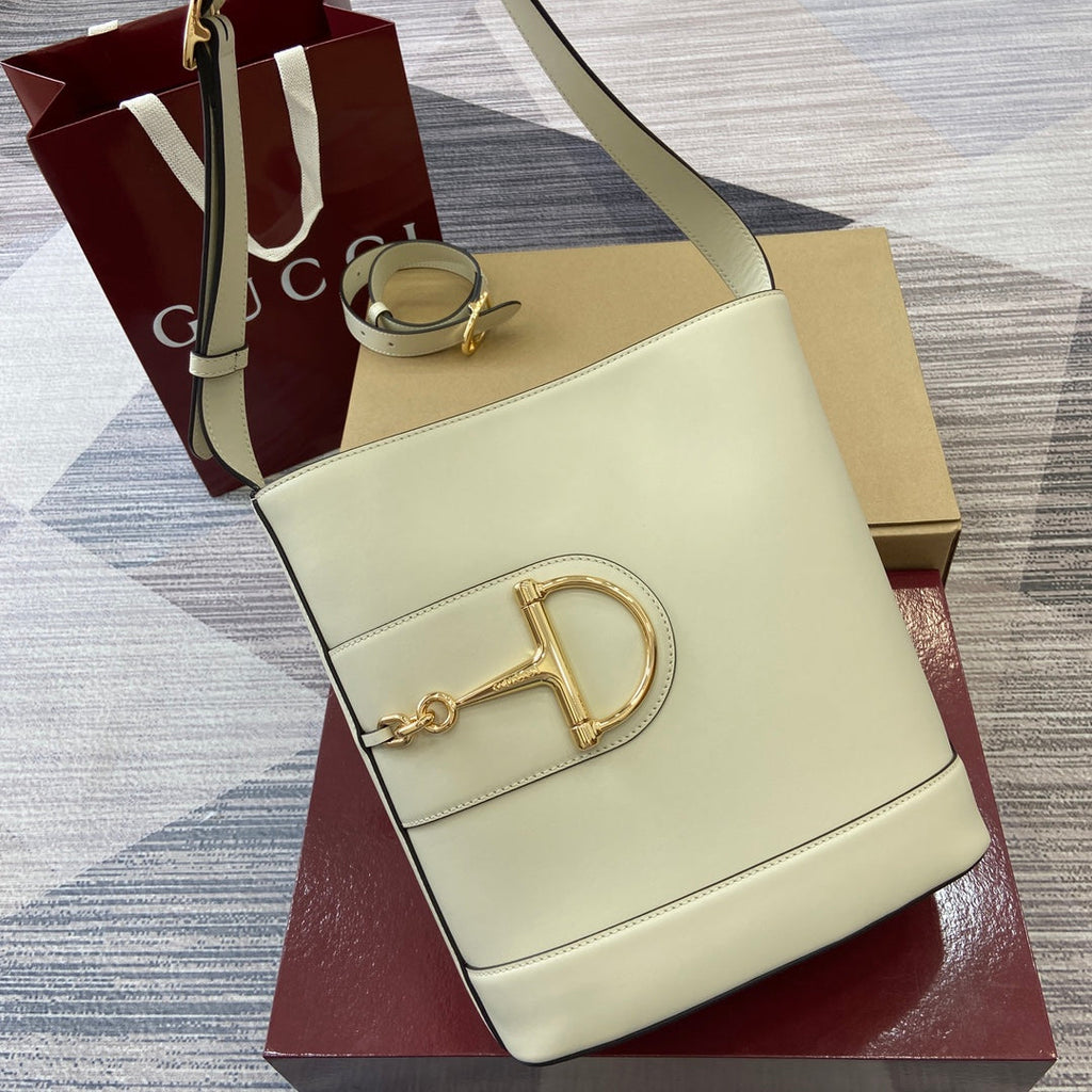 Bolso tipo cubo de piel blanca