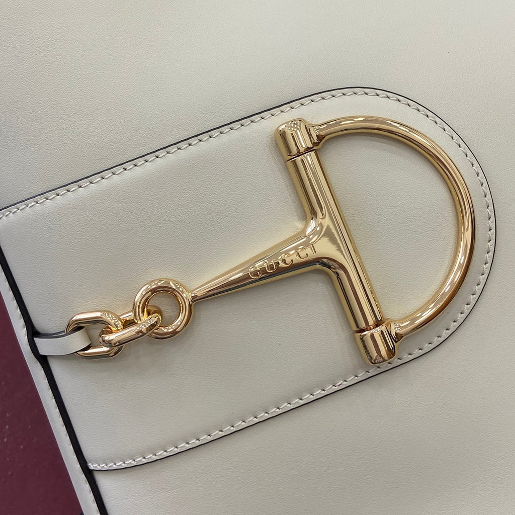 Bolso tipo cubo de piel blanca