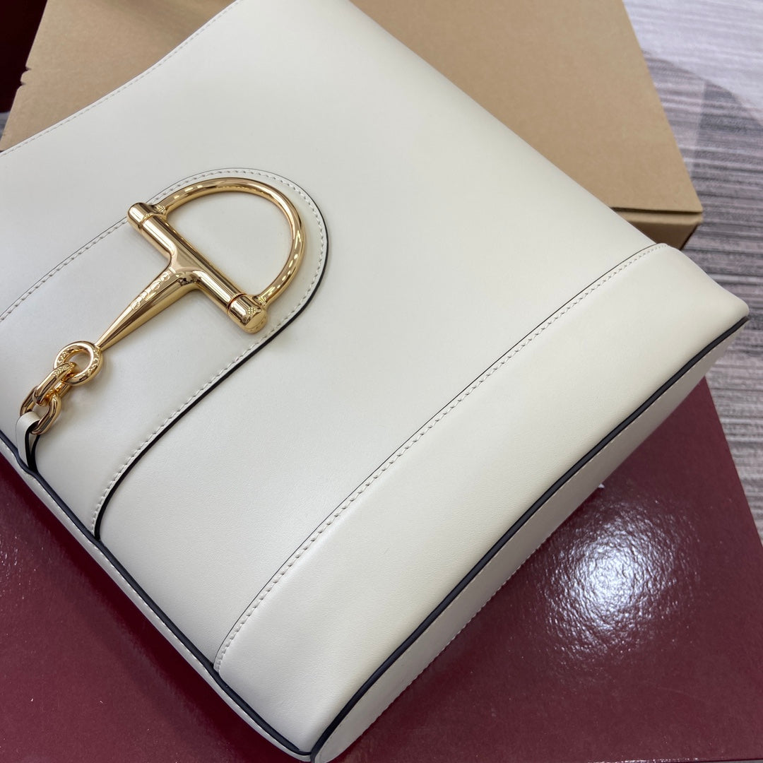 Bolso tipo cubo de piel blanca