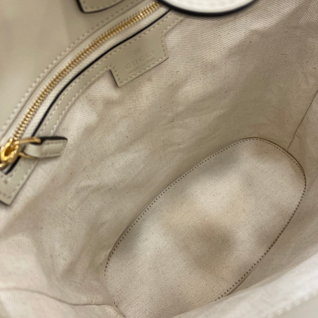 Bolso tipo cubo de piel blanca