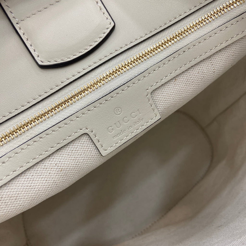 Bolso tipo cubo de piel blanca