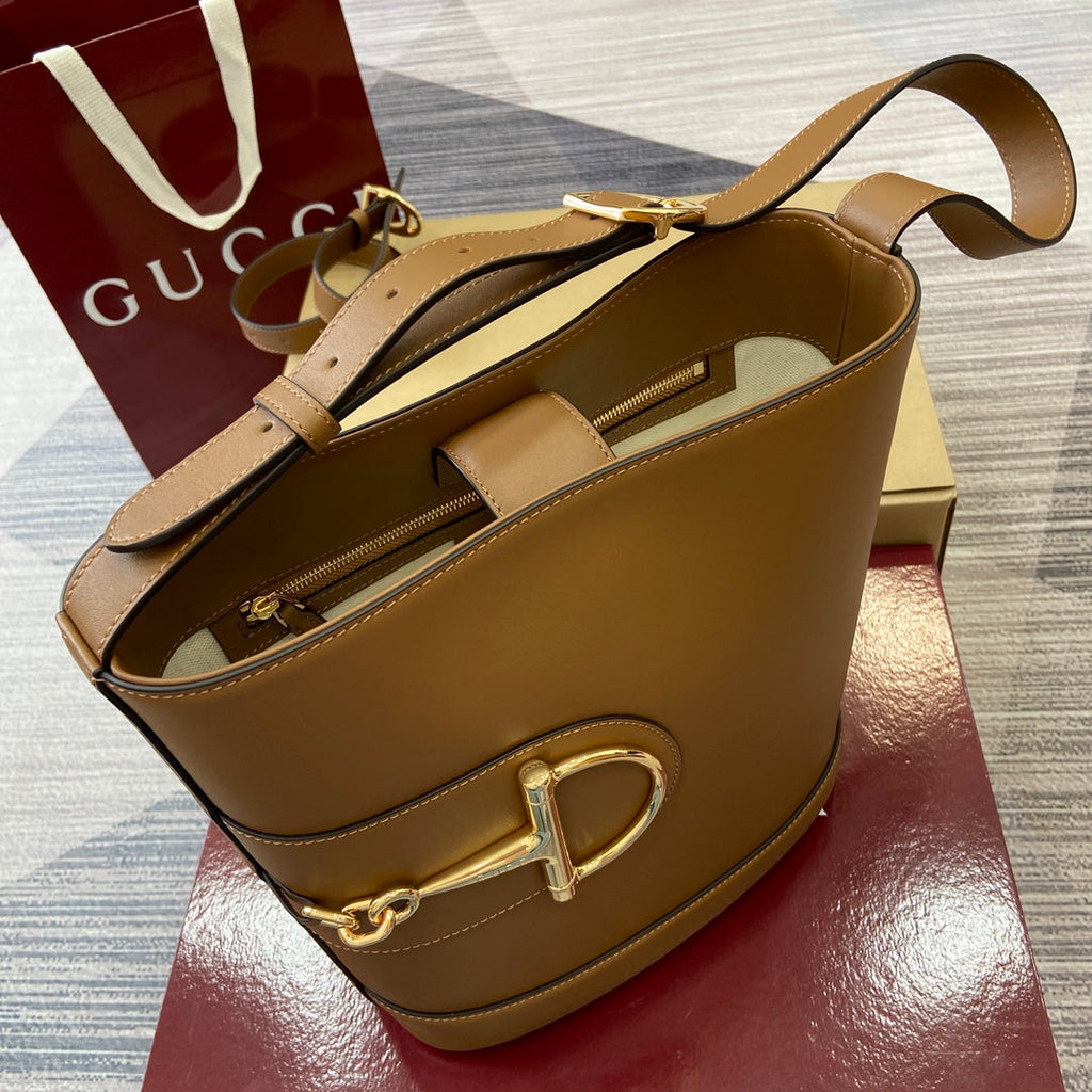 Bolso tipo cubo de piel marrón