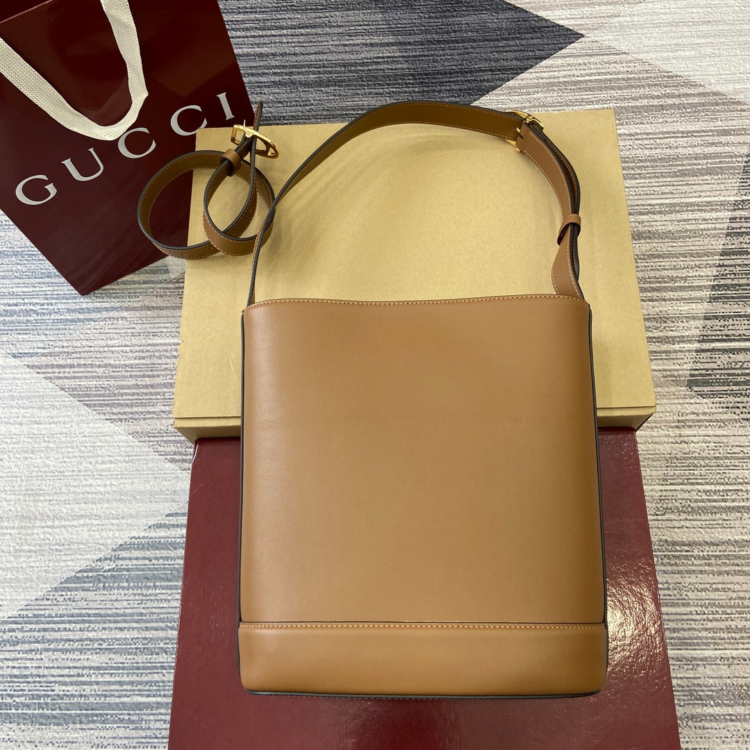 Bolso tipo cubo de piel marrón