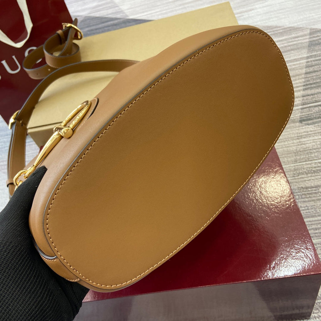 Bolso tipo cubo de piel marrón