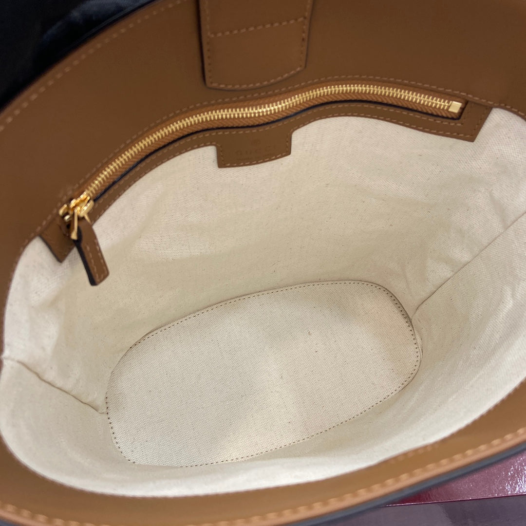 Bolso tipo cubo de piel marrón