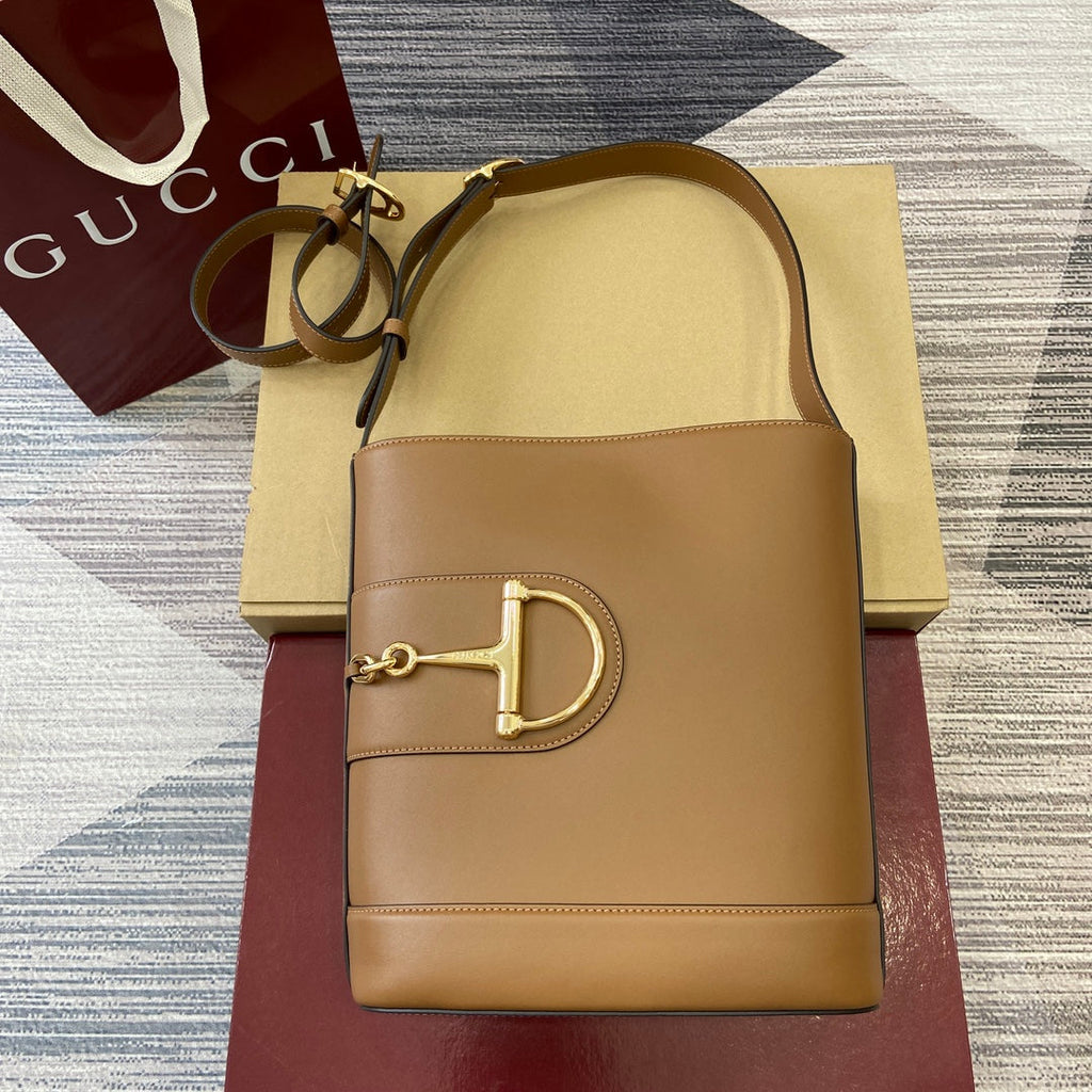 Bolso tipo cubo de piel marrón