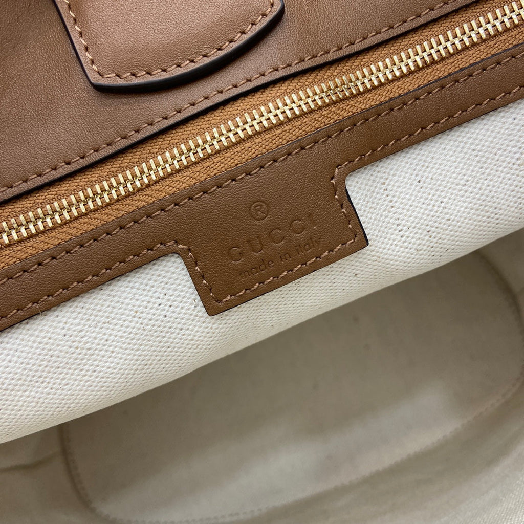 Bolso tipo cubo de piel marrón
