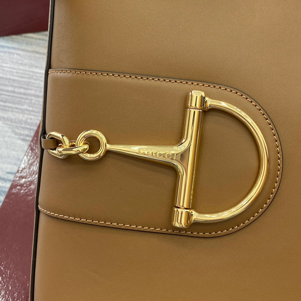 Bolso tipo cubo de piel marrón