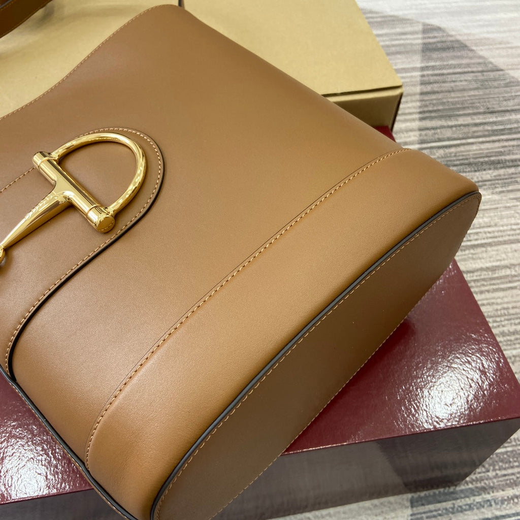 Bolso tipo cubo de piel marrón