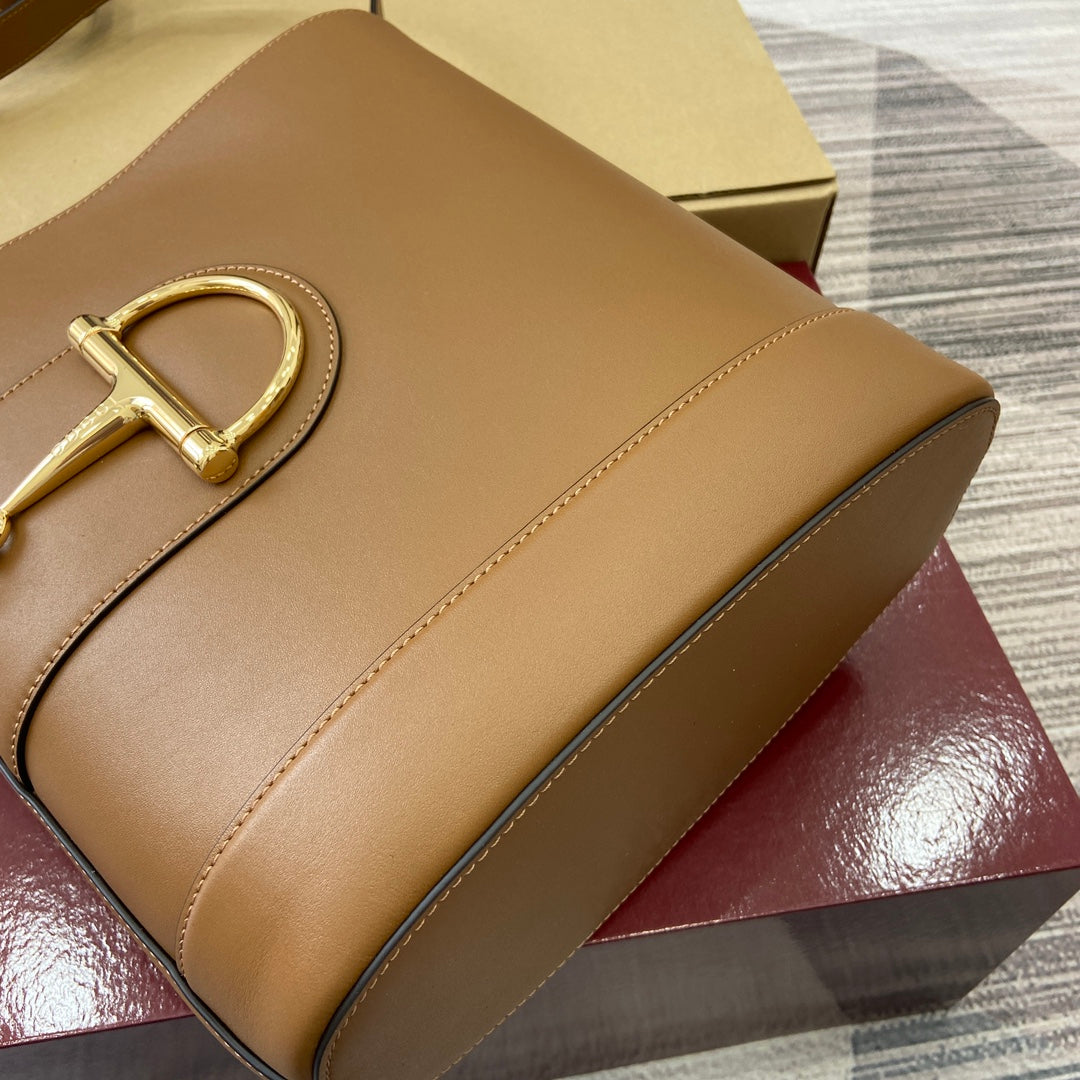 Bolso tipo cubo de piel marrón
