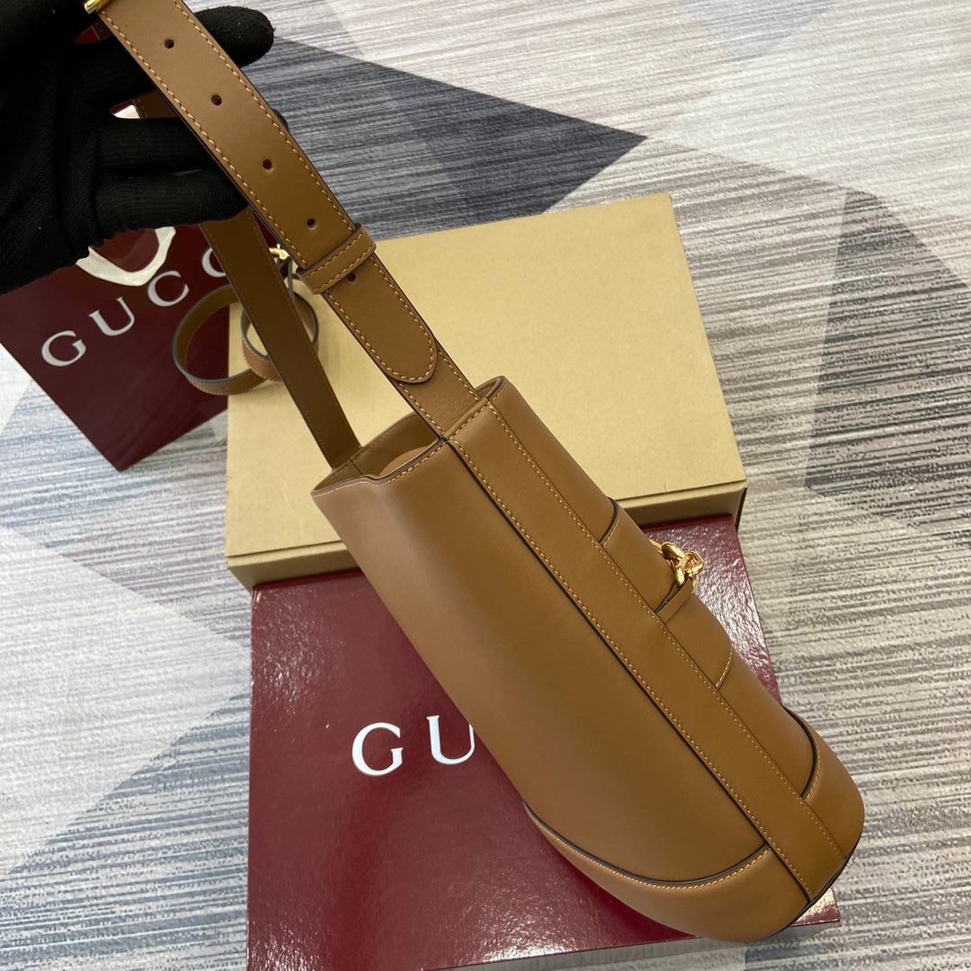 Bolso tipo cubo de piel marrón