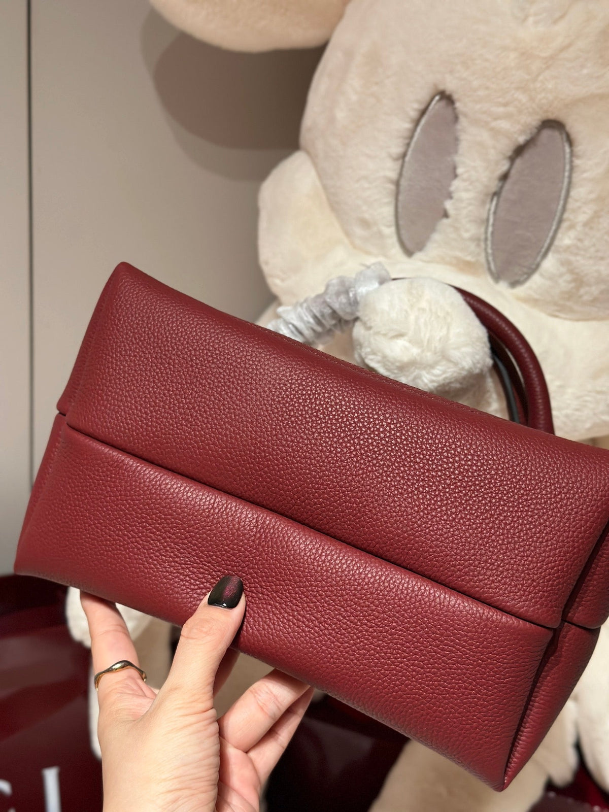 Bolso bandolera con emblema