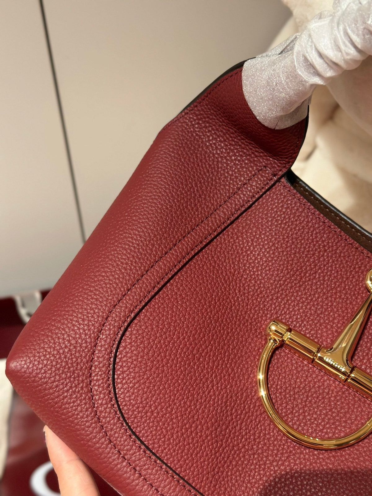 Bolso bandolera con emblema