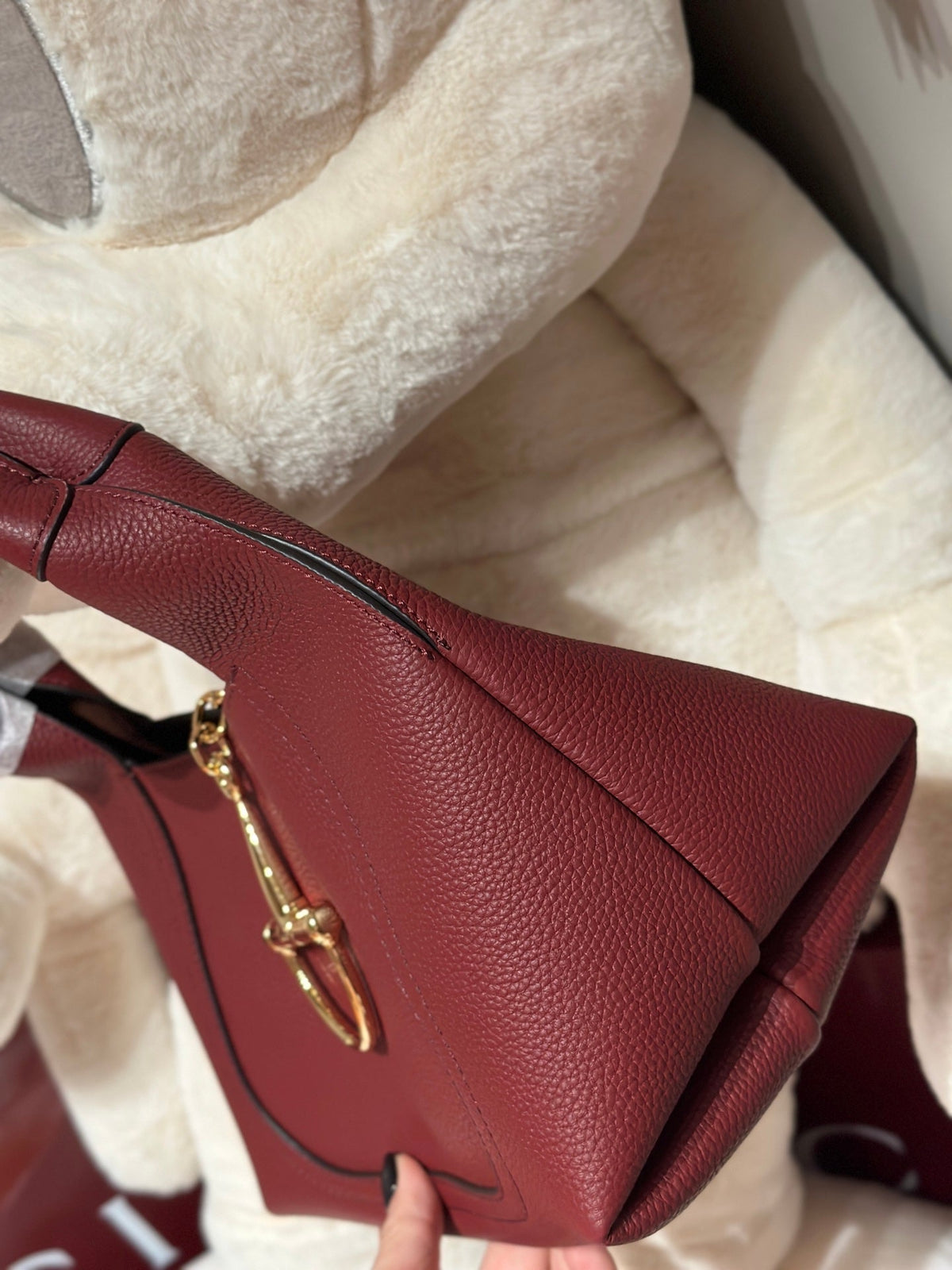 Bolso bandolera con emblema