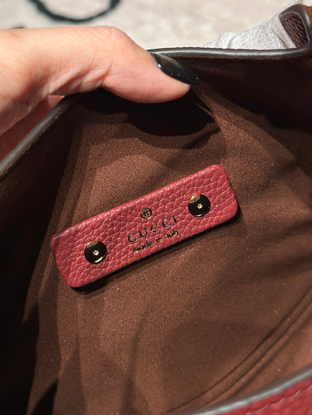Bolso bandolera con emblema