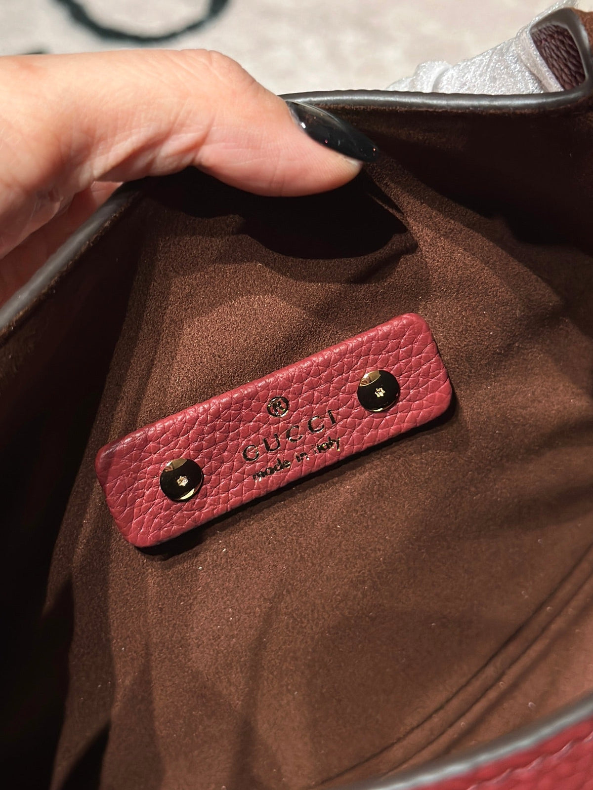 Bolso bandolera con emblema