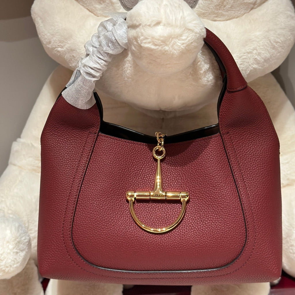 Bolso bandolera con emblema