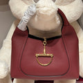 Bolso bandolera con emblema