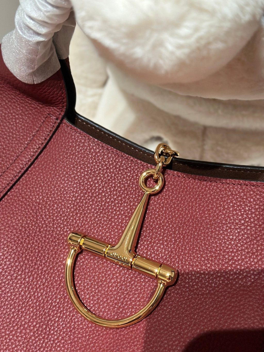 Bolso bandolera con emblema
