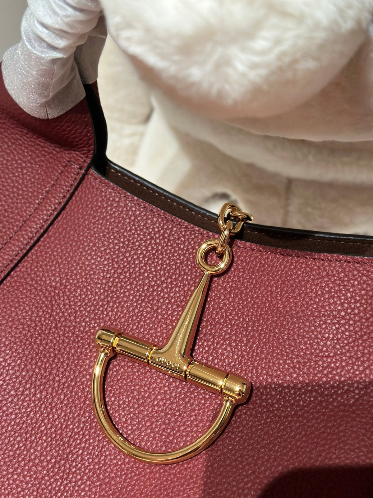 Bolso bandolera con emblema