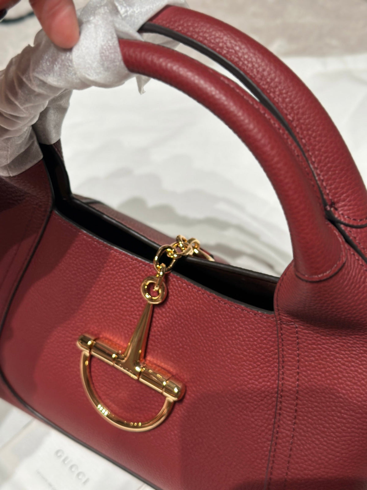 Bolso bandolera con emblema