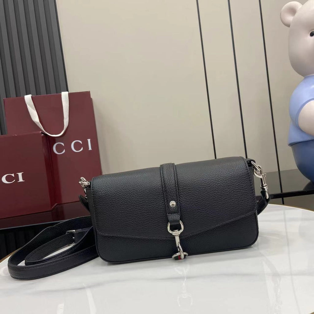 Bolso bandolera de piel granulada negra – Primavera/Verano 2025