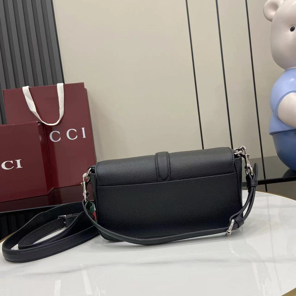 Bolso bandolera de piel granulada negra – Primavera/Verano 2025