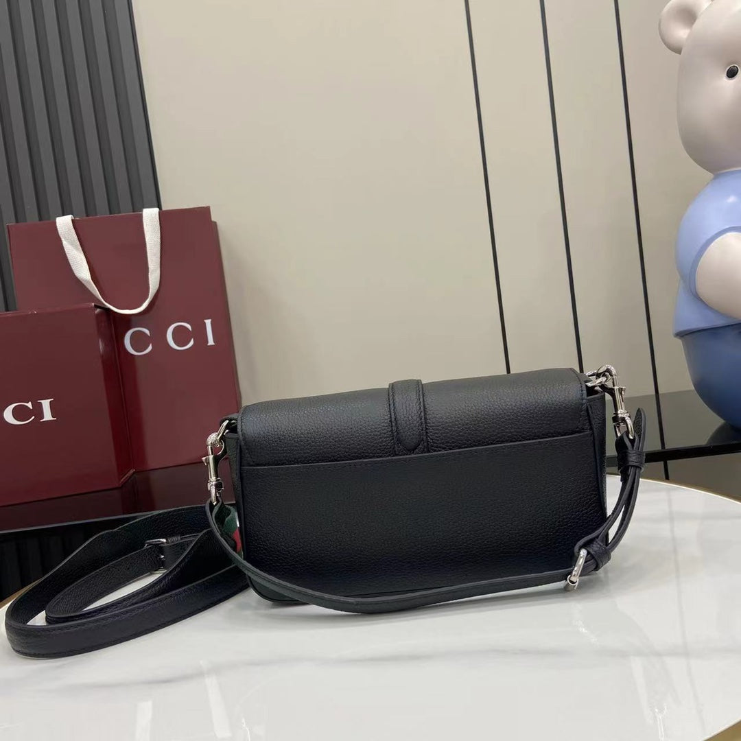 Bolso bandolera de piel granulada negra – Primavera/Verano 2025