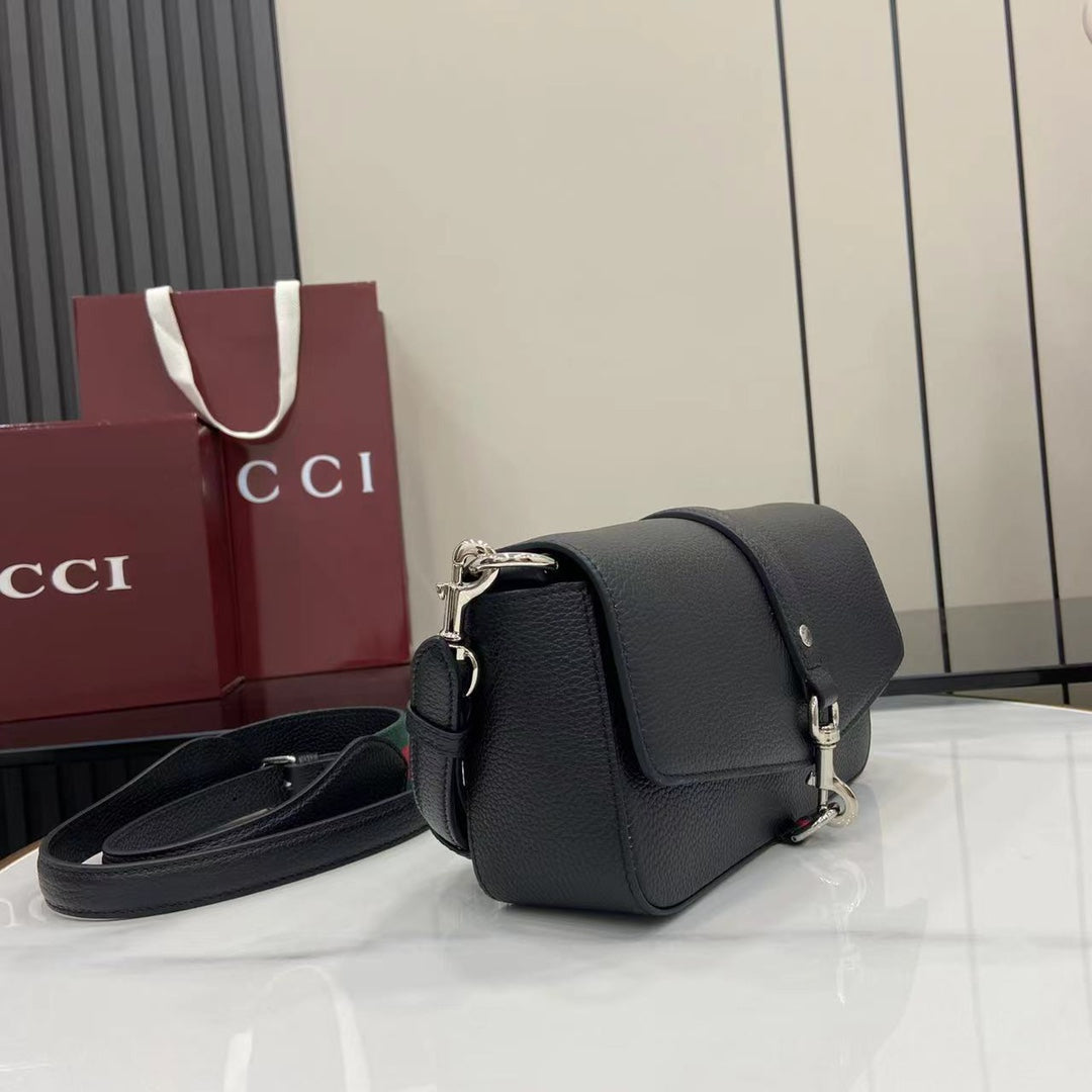 Bolso bandolera de piel granulada negra – Primavera/Verano 2025