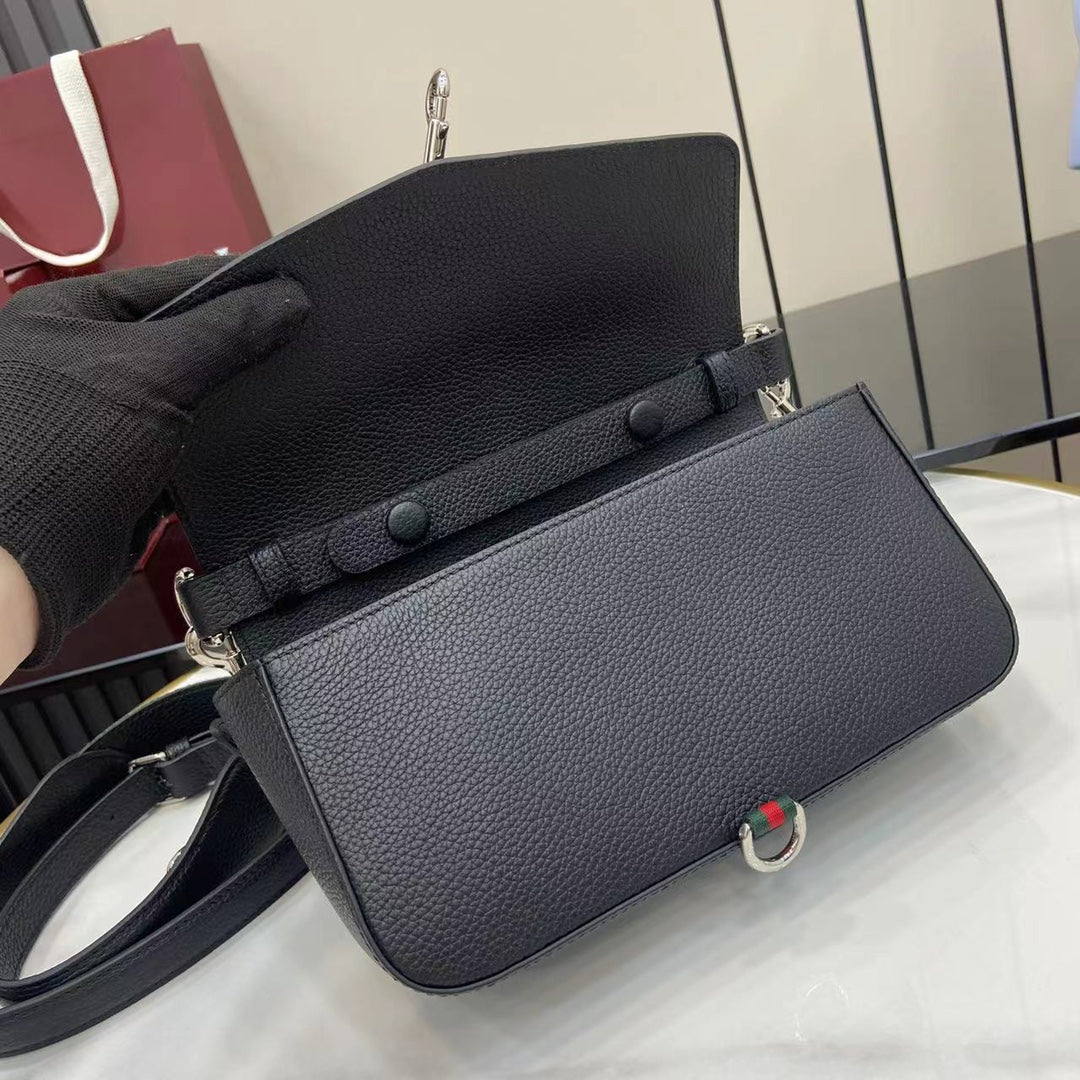 Bolso bandolera de piel granulada negra – Primavera/Verano 2025