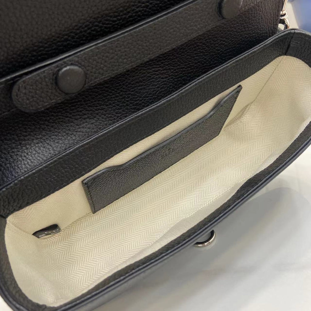 Bolso bandolera de piel granulada negra – Primavera/Verano 2025