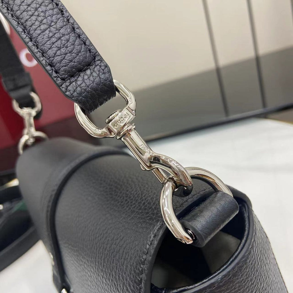 Bolso bandolera de piel granulada negra – Primavera/Verano 2025