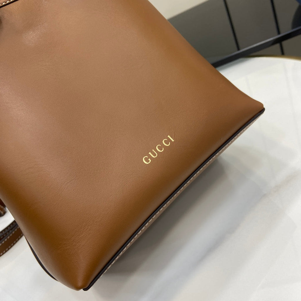 Bolso Mini Bucket Bag Emblem de piel marrón