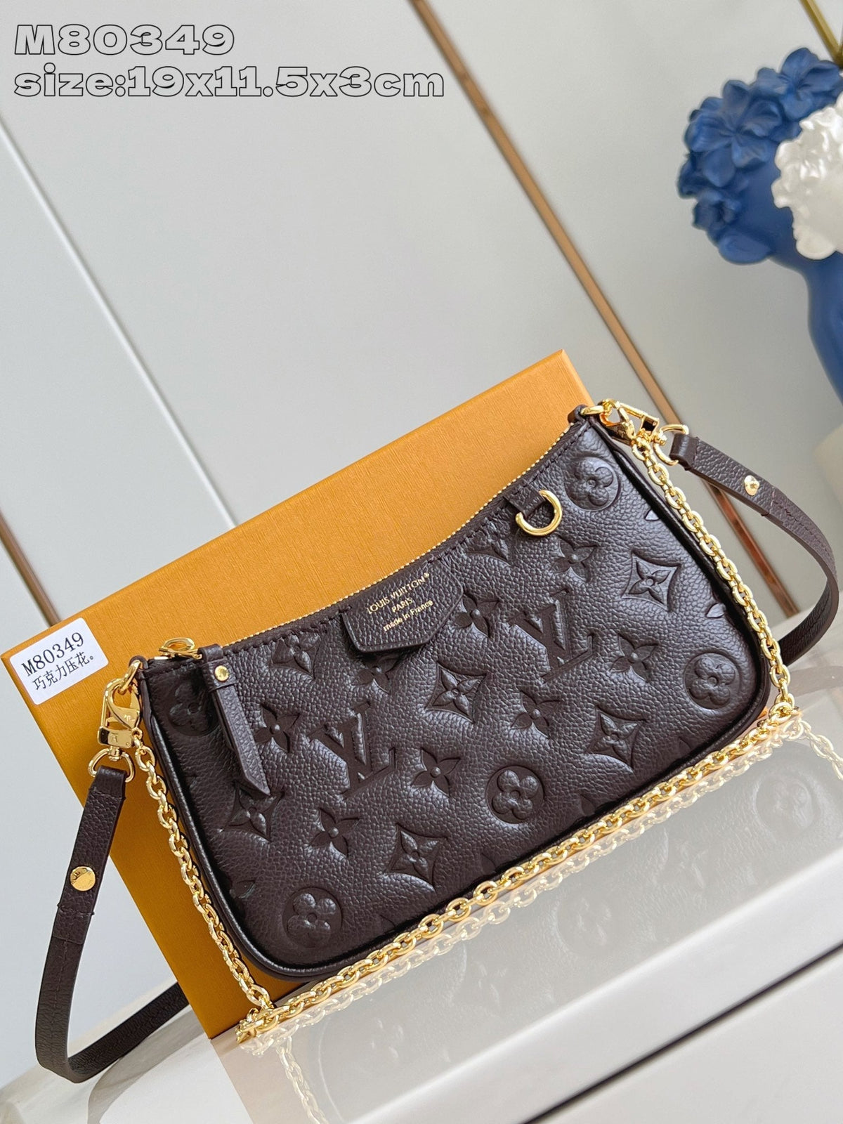 Bolso de hombro de piel repujada