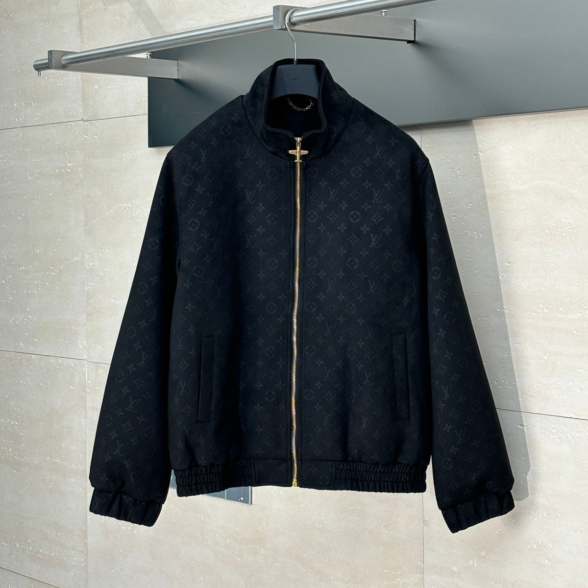 Chaqueta de estilo cuero con monograma integral