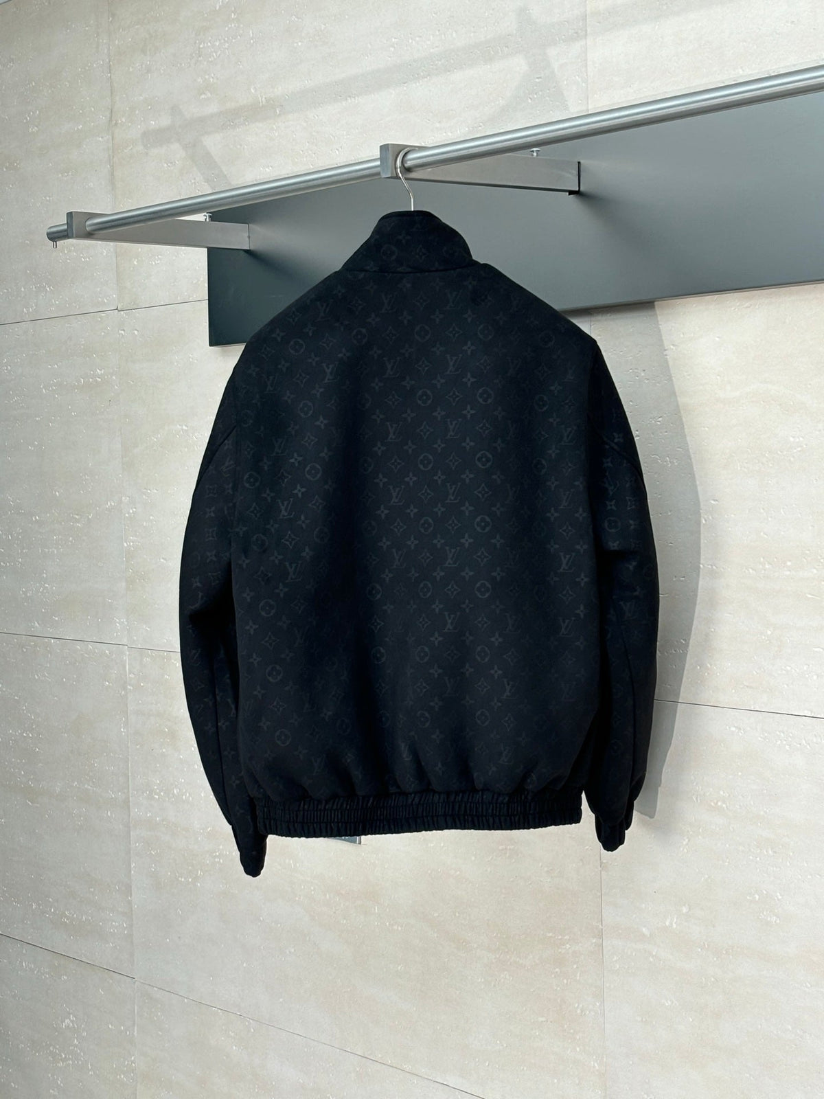 Chaqueta de estilo cuero con monograma integral