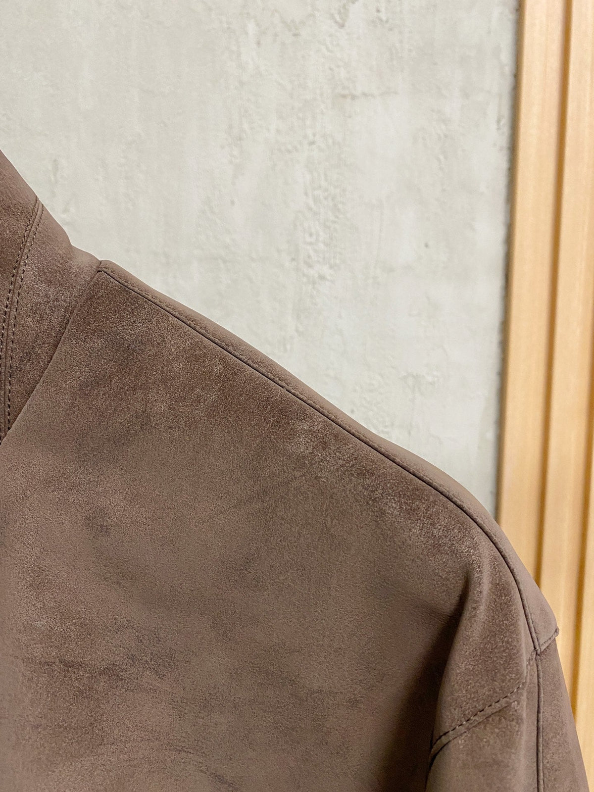 Chaqueta italiana de ante con cuello alto