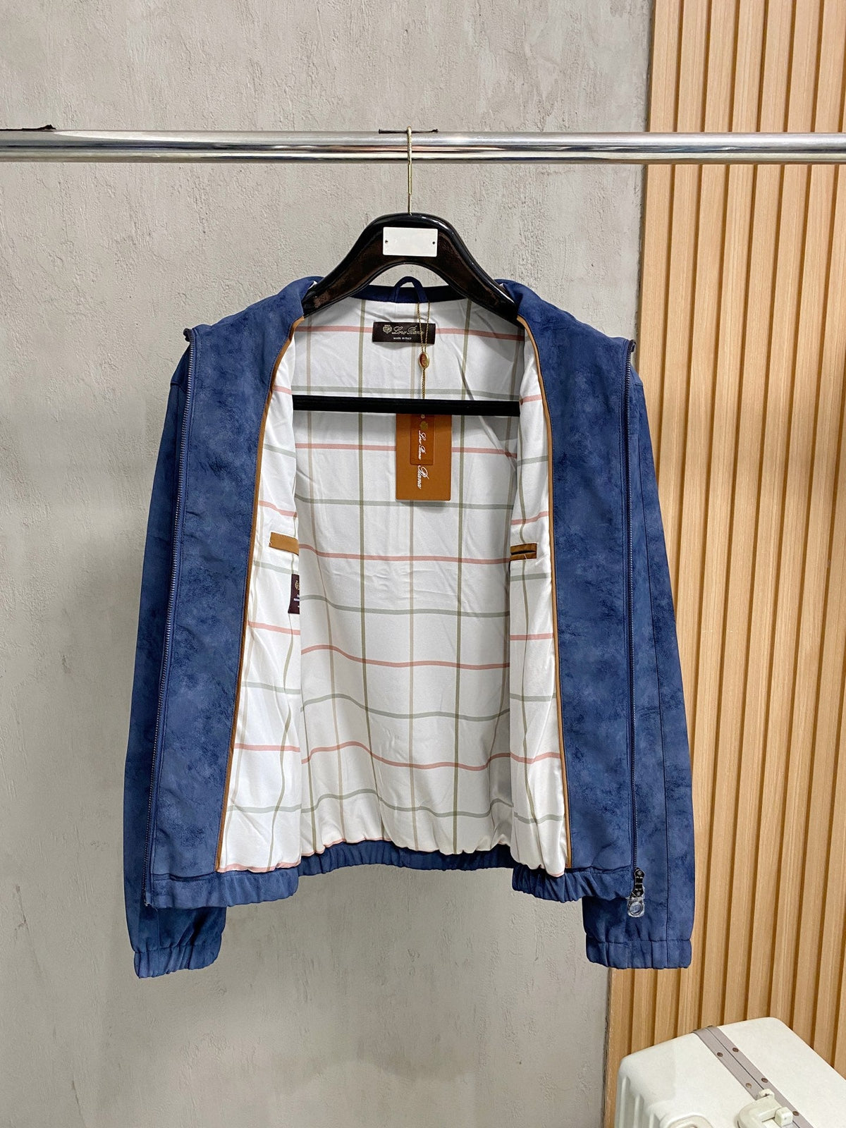 Chaqueta italiana de ante con cuello alto