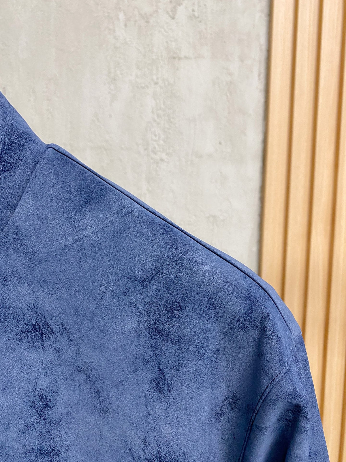 Chaqueta italiana de ante con cuello alto