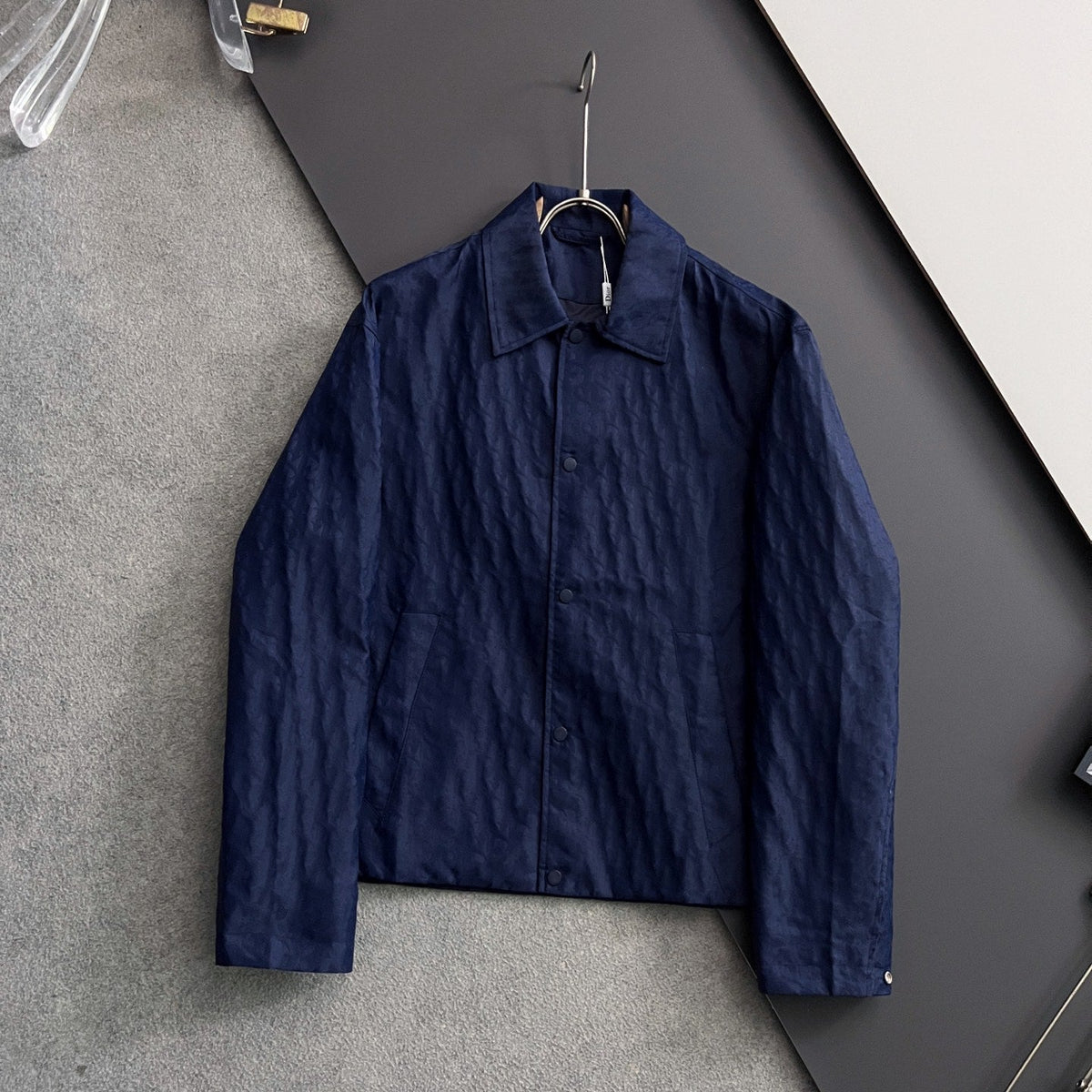 Chaqueta con solapa y monograma