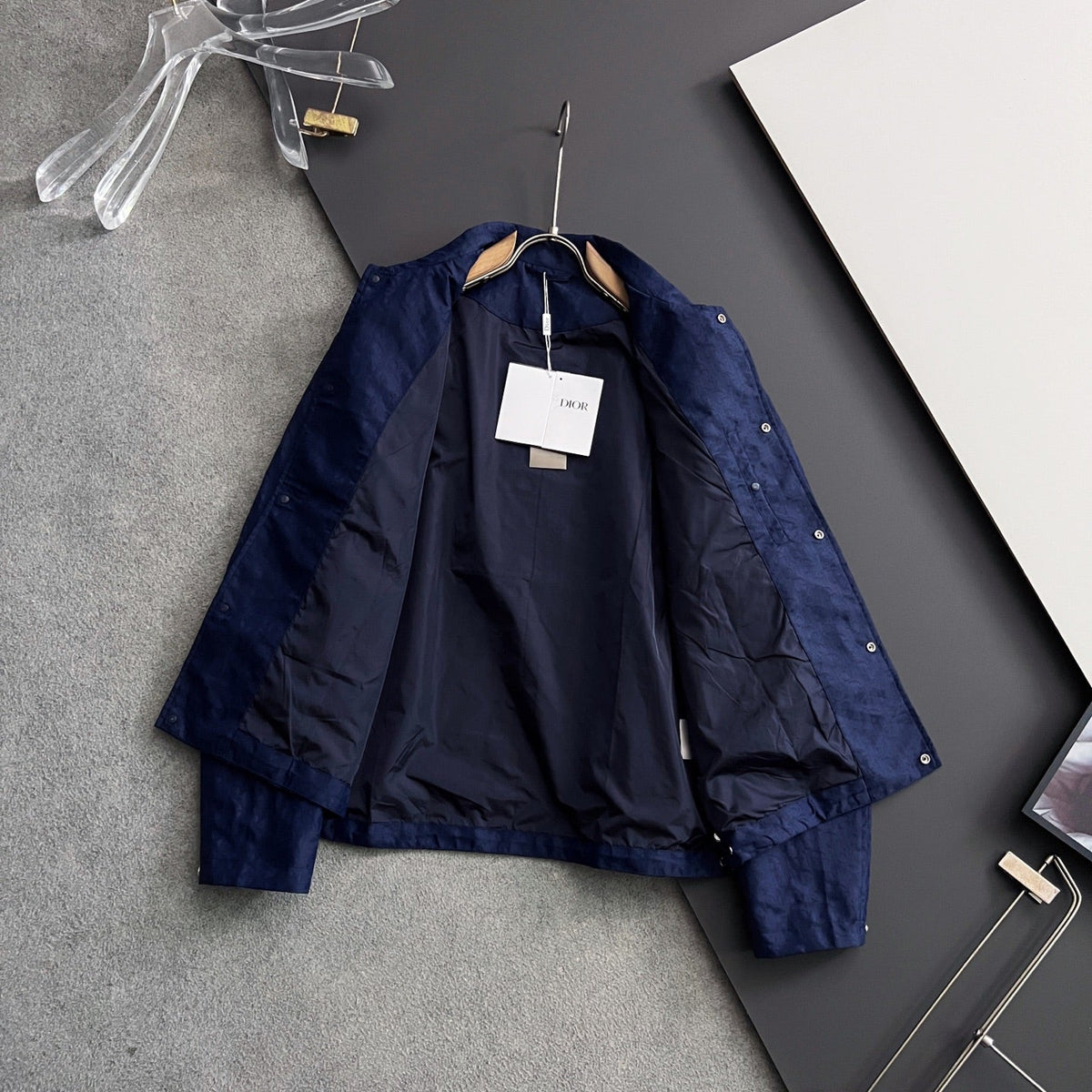 Chaqueta con solapa y monograma