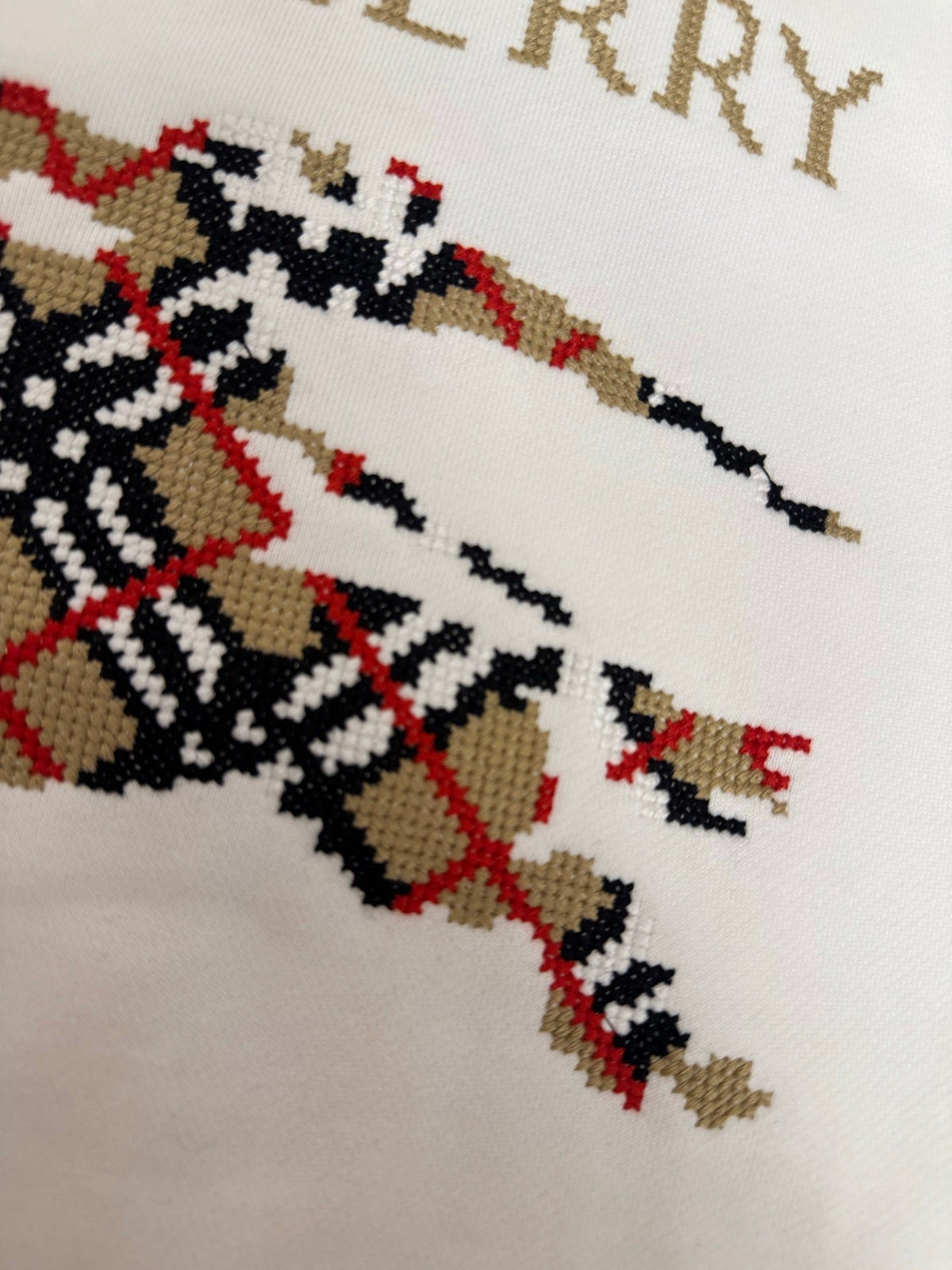 Sudadera con mosaico bordado
