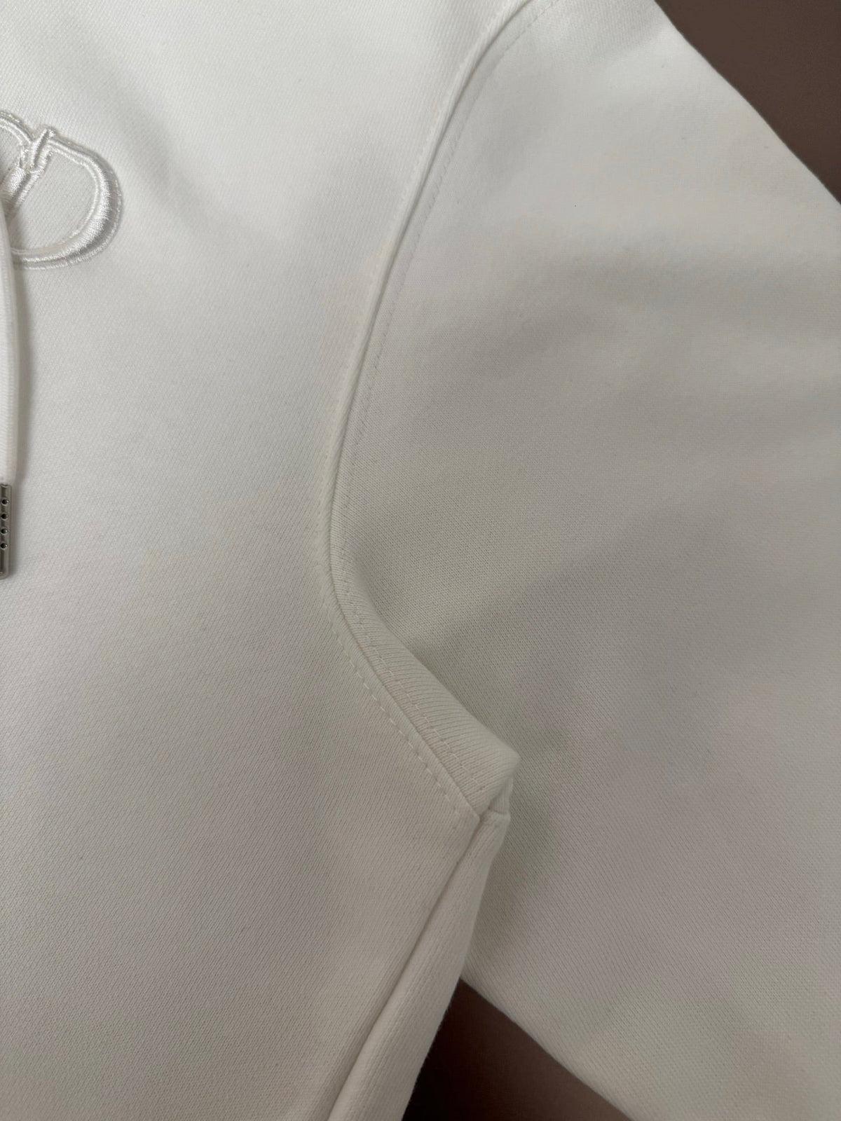 Sudadera con capucha bordada