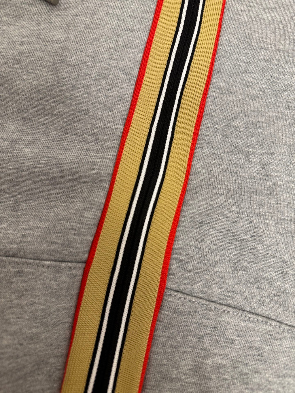 Sudadera con capucha bordada